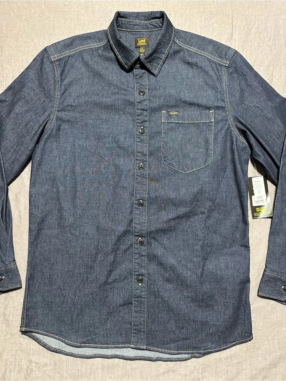 🆕 Lee Men’s Extreme Motion Indigo Denim Button-Down Shirt - Picture 2 of 6